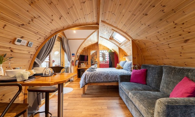 Clitheroe Cabin | Relaxing Retreat with Hot Tub, Firepit & Sauna Access