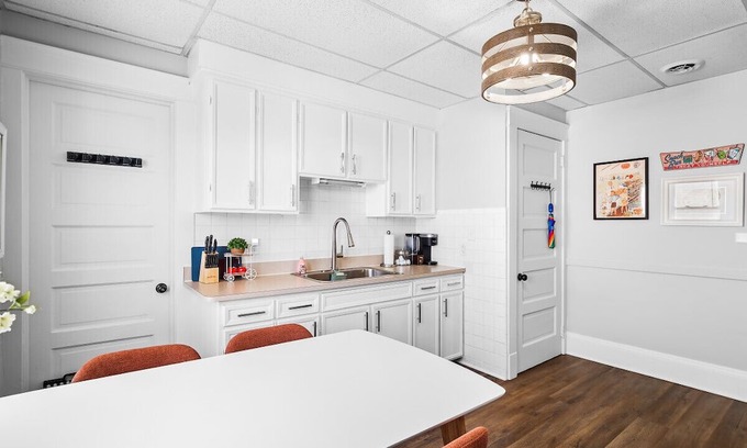 Wickliffe House | Ideal Duplex for Groups Near Clinic & Downtown with Breakfast