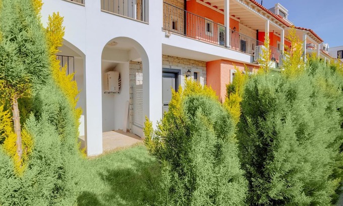 Alacati Apartment | Cozy Vacation Flat with Sauna, Steps from Alacati Beach