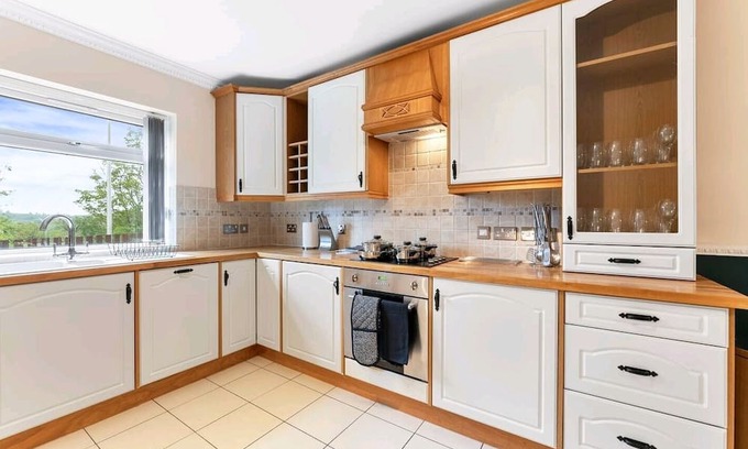 Penmorfa Condo | Ideal Family Retreat: 1868 Capel with Pet-Friendly Amenities