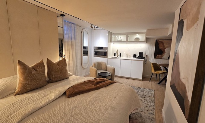 East Credit House | Cozy Studio in the Heart of Mississauga with Family Amenities