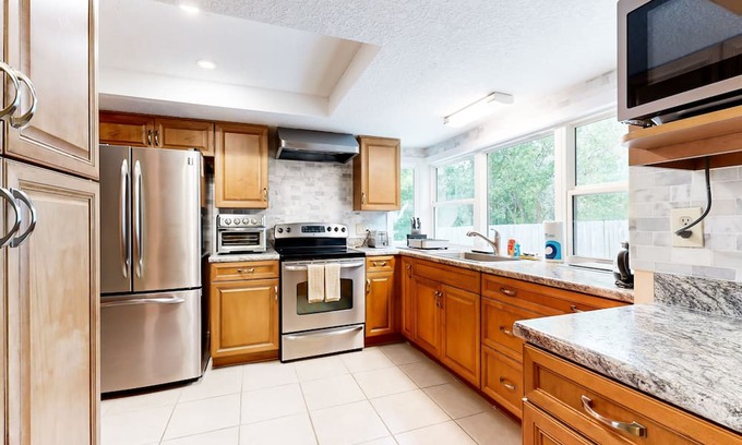 Arlington House | Relaxing Retreat with Large Patio, Yard & Central AC