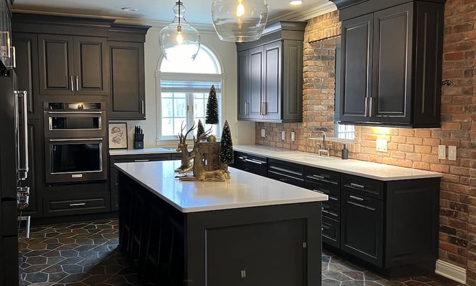 Haslett House | Discover The Shoeman Manor: Your Ideal Family Retreat!