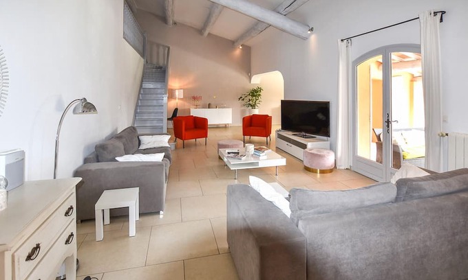 La Tour-d'Aigues House | Relaxing 4-Bedroom Retreat with Pool in La Tour-d'Aigues