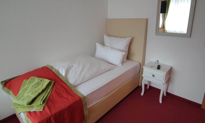 Hundsbach House | Comfortable single room with shared bathroom and kitchen