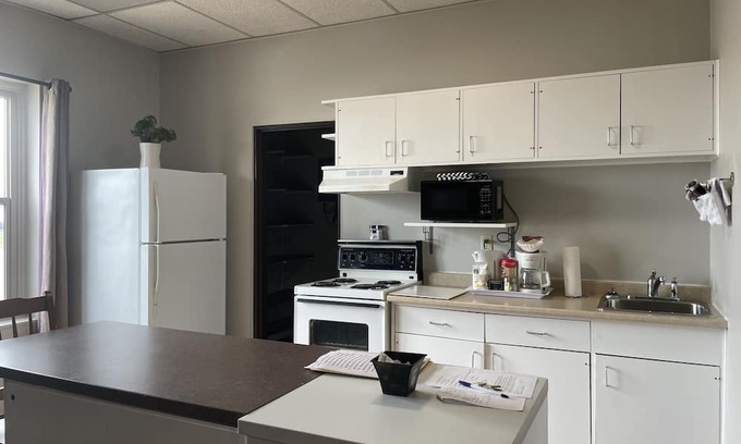 Lloydminster Apartment | Cozy 1 Bedroom Apartment with Breakfast for 2 Guests