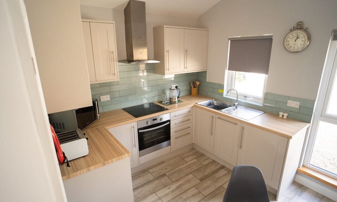 Cleeve House | Family-Friendly Escape at The Ash View Cozy 3BR Retreat