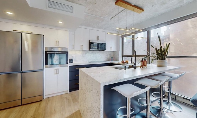 Old Town Condo | Cozy 3-Bedroom Retreat in Downtown Toronto with Pool