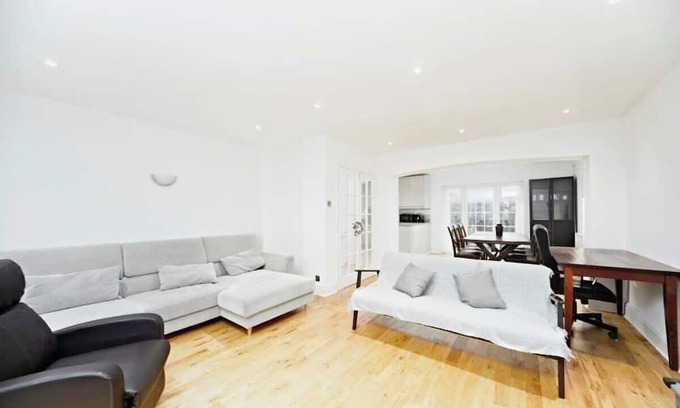 Purley House | Ideal Family Home Near Parks and City Attractions
