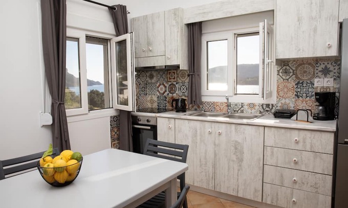 Leros House | Seaside Retreat: Bright Heaven with Ocean View and Breakfast