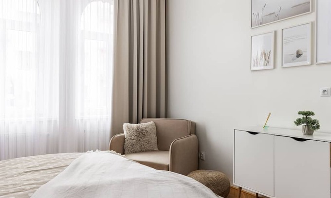 Palmovka Apartment | Convenient City Buzz Apartment Near O2 Arena for 6 Guests