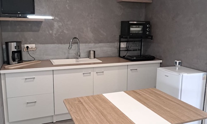 Pouilly-les-Nonains Bed & Breakfast | GINGKO Room: Kitchen, Spa Amenities & Family-Friendly Stay