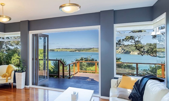 Arkles Bay House | Direct Beach Access with Spa and Family-Friendly Amenities