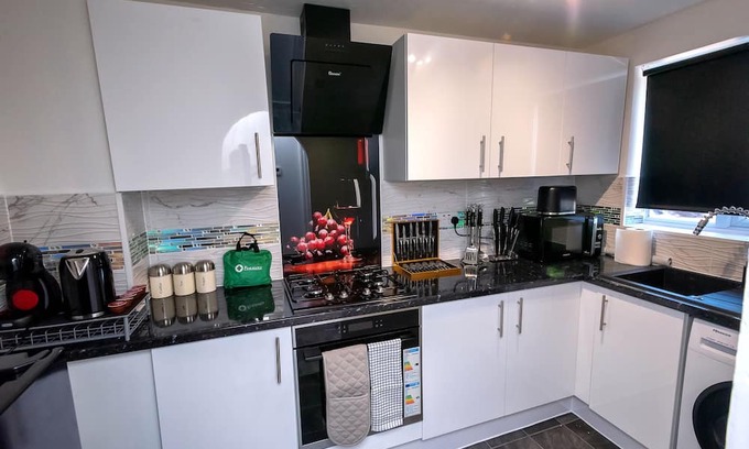 Thamesmead East House | Explore London: Cozy 2 Bed Home with Kitchen & Breakfast