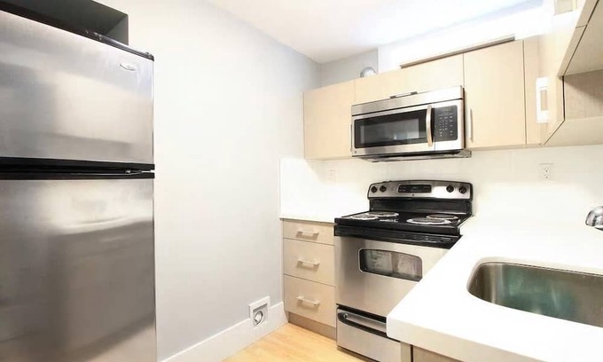 Vancouver South House | Relaxing 2-Bedroom Retreat in QE/Riley Park near Skytrain