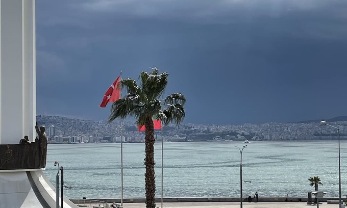 Karsiyaka Condo | Central Sea View Retreat with Spa & Breakfast Included