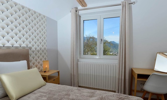 Scionzier House | Cozy MOLE Room with Kitchen - Ideal for Family Stays