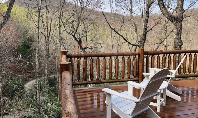 Hendersonville Cabin | New Cedar Log Cabin in Blue Ridge Mountains with Fiber Internet