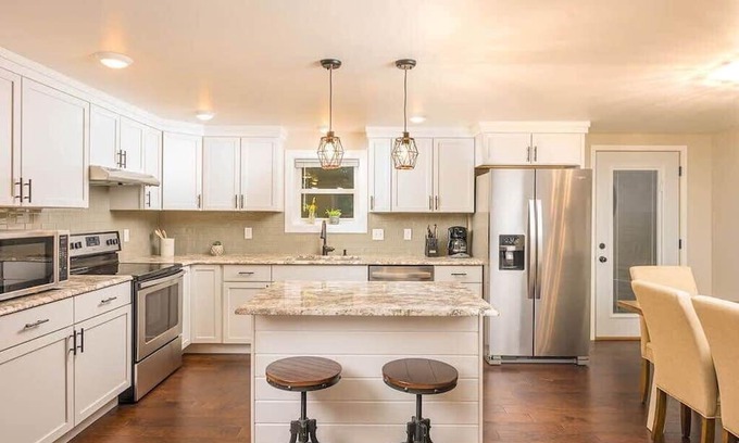 Ledgeview House | Family-Friendly Ledgeview Hotel with Kitchen Amenities