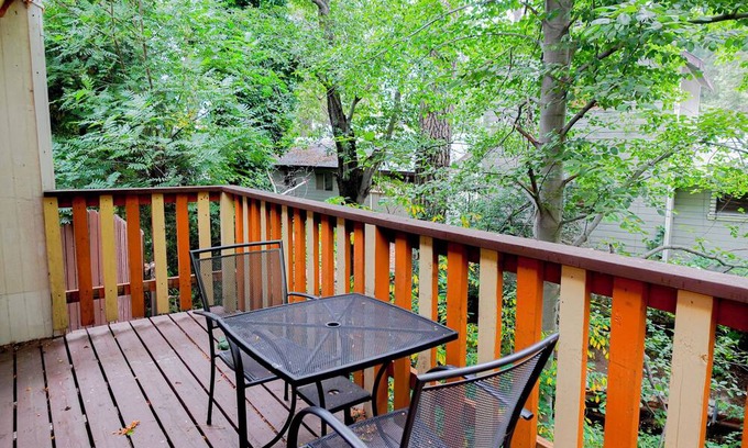 Crestline Apartment | Relax at Grey Squirrel in Crestline Mountains with Pool & Spa