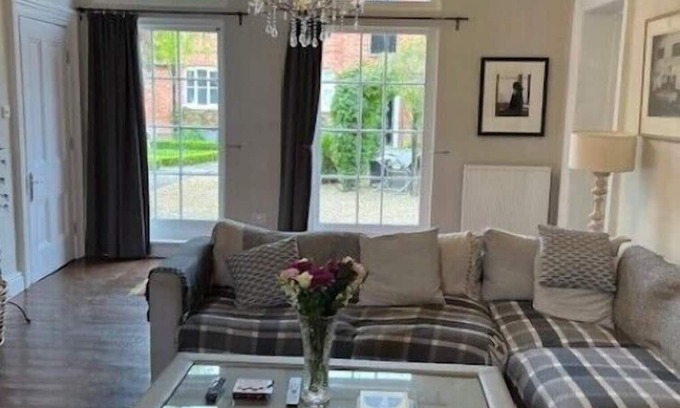 Abthorpe House | Stylish 9 Bedroom Retreat with Pool and Spa Amenities