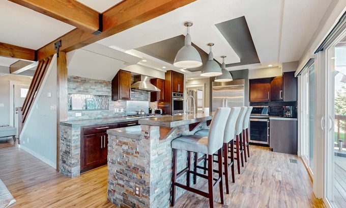 Bellingham House | Inviting Mountain Retreat with Spa, Kitchen & Scenic Views