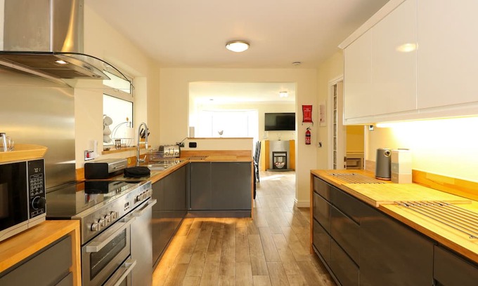 Skegness House | Martell Cottage: Oceanfront Retreat with Garden in Anderby Creek