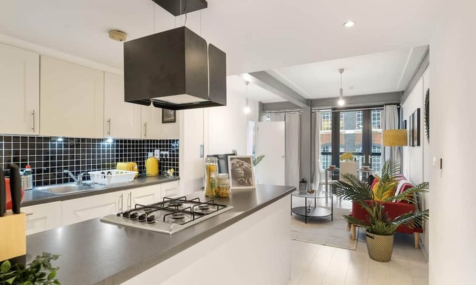 Stratford and New Town Apartment | Modern Two Bed Apartment in Stratford with Kitchen Access