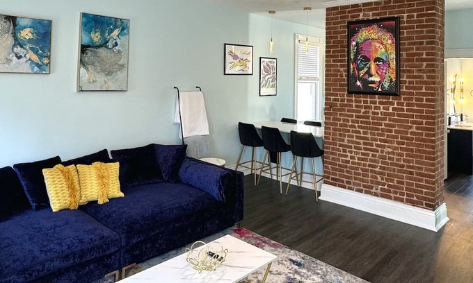 Highlands House | Newly Built Hotel: Walk to Attractions, Family-Friendly Stay