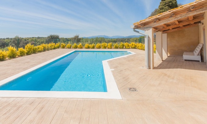 Aiguaviva Cottage | Masia Catalana: Perfect Getaway for Friends and Family!