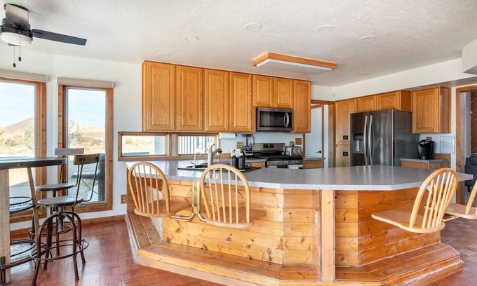 Dammeron Valley Cabin | Cozy Homestead Cabin Near Snow Canyon State Park