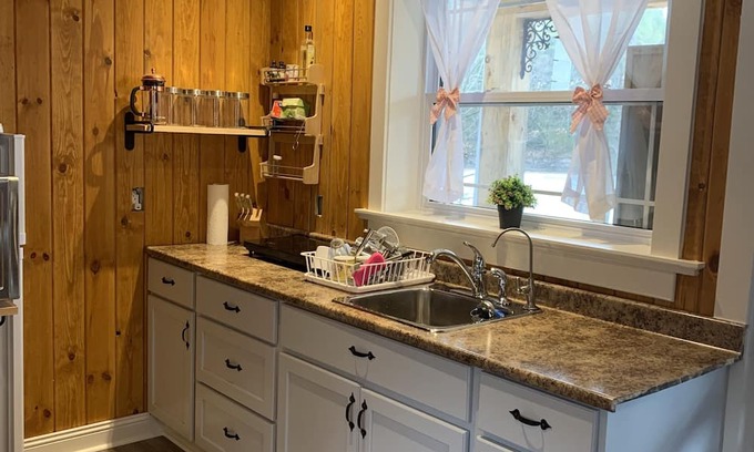 North Kawartha Cabin | Relaxing Getaway at Eels Lake with Spa and Breakfast