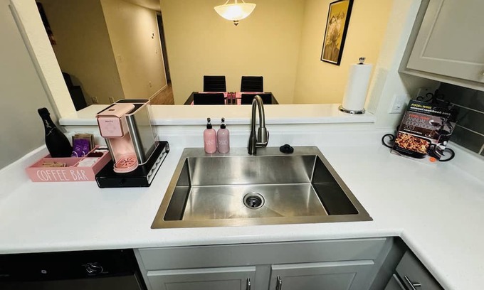 Paradise Apartment | Chic GNO House: Family-Friendly Near the Strip