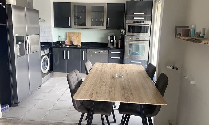 Saint Maurice Apartment | Bright T3 with Balcony - Family-Friendly Getaway Awaits