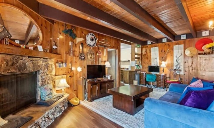 Lake Arrowhead Bed & Breakfast | Enchanting Retreat: A Dream Place to Stay with Kitchen
