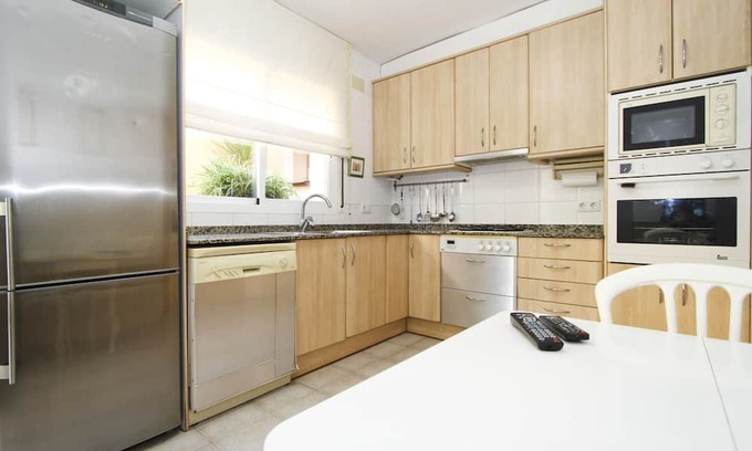 Reus Ski Chalet | Pet Friendly AIGUESVERDS HomeStay with Pool & Spa