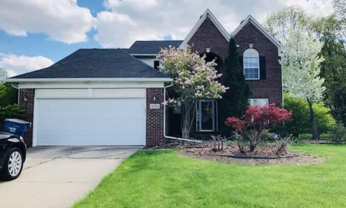 Mitchell House | Spacious 5BR House near UM Stadium with Game Room