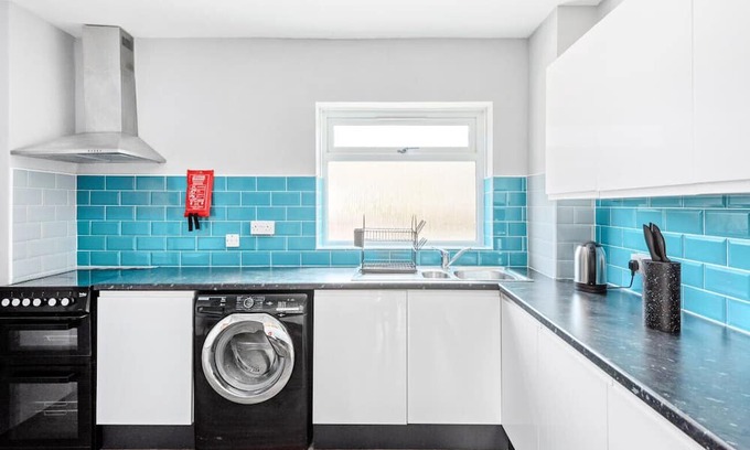 Severn Beach House | Spacious 4BR Contractor Pad with Free Van Parking
