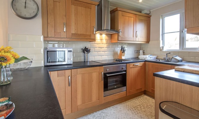 South Cerney Cottage | Cozy Lakeside Lodge for 6 with Family-Friendly Amenities