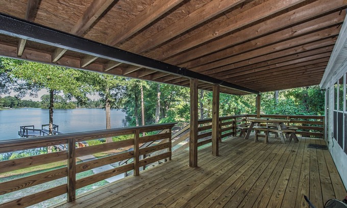 Prosperity House | Exceptional Stay at Reel Em' Inn with Hot Tub & Kitchen