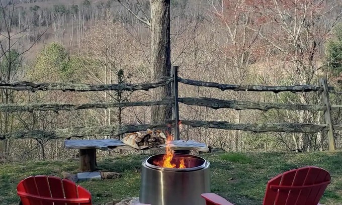 Peaks Cabin | Skywatch Private Cabin Retreat: Family & Pet Friendly Escape