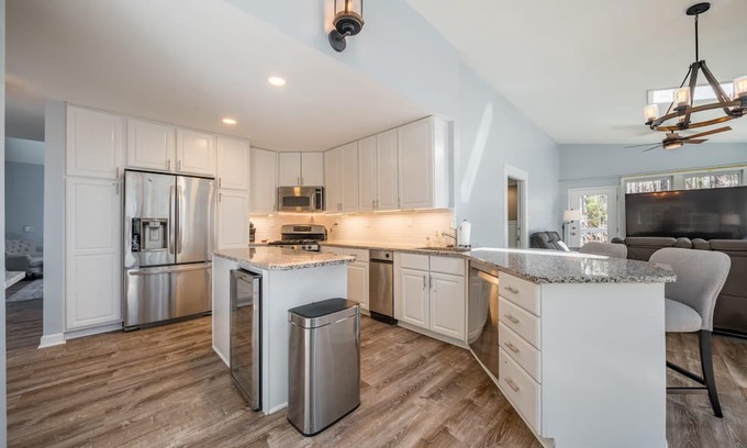 Chapel Hill House | Prime Location 3 BD Retreat with Breakfast Near Airport