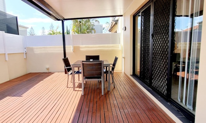 Paradise Point Villa | Relaxing Villa in Paradise Point, Steps from Broadwater