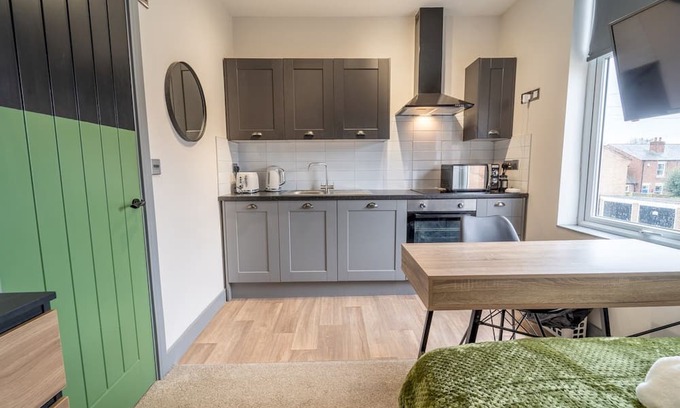 Beeston Apartment | Stylish Room with Breakfast and Kitchen | Pass the Keys