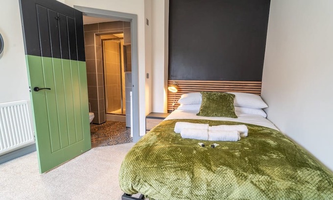 Beeston Apartment | Convenient Work Retreat with Dedicated Workspace & Breakfast