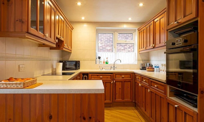 Loughton House | Relax at Epping Haven with Garden Oasis & Family-Friendly Perks