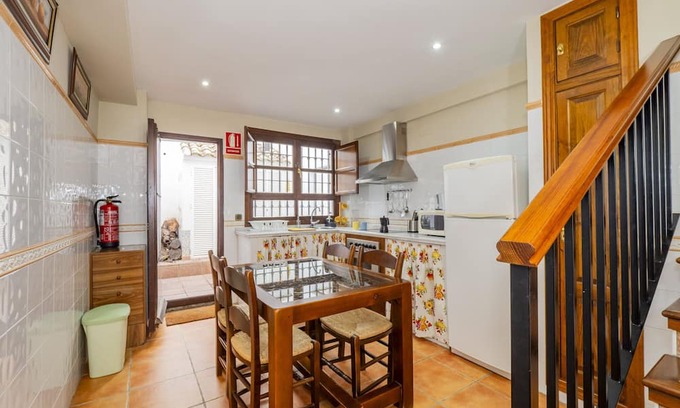 Zafarraya Cottage | Cozy Stay at Cubo's La Casa de Tita Elvira with Free WiFi