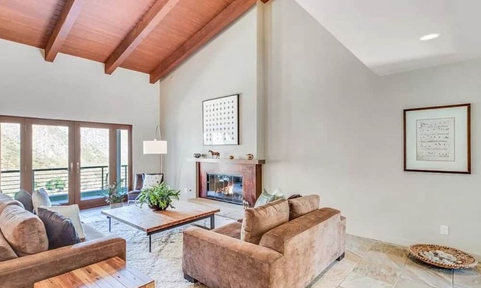 Tujunga House | Inviting Gated Compound Surrounded by Lush Forests
