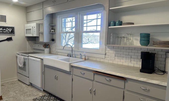 Ozark House | Cozy Bluebird Bungalow: Family-Friendly Escape in Ozark