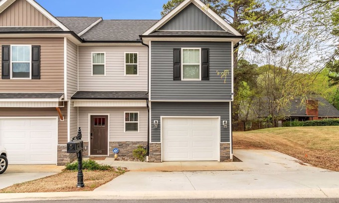 Anderson House | Charming Townhome near Downtown Anderson